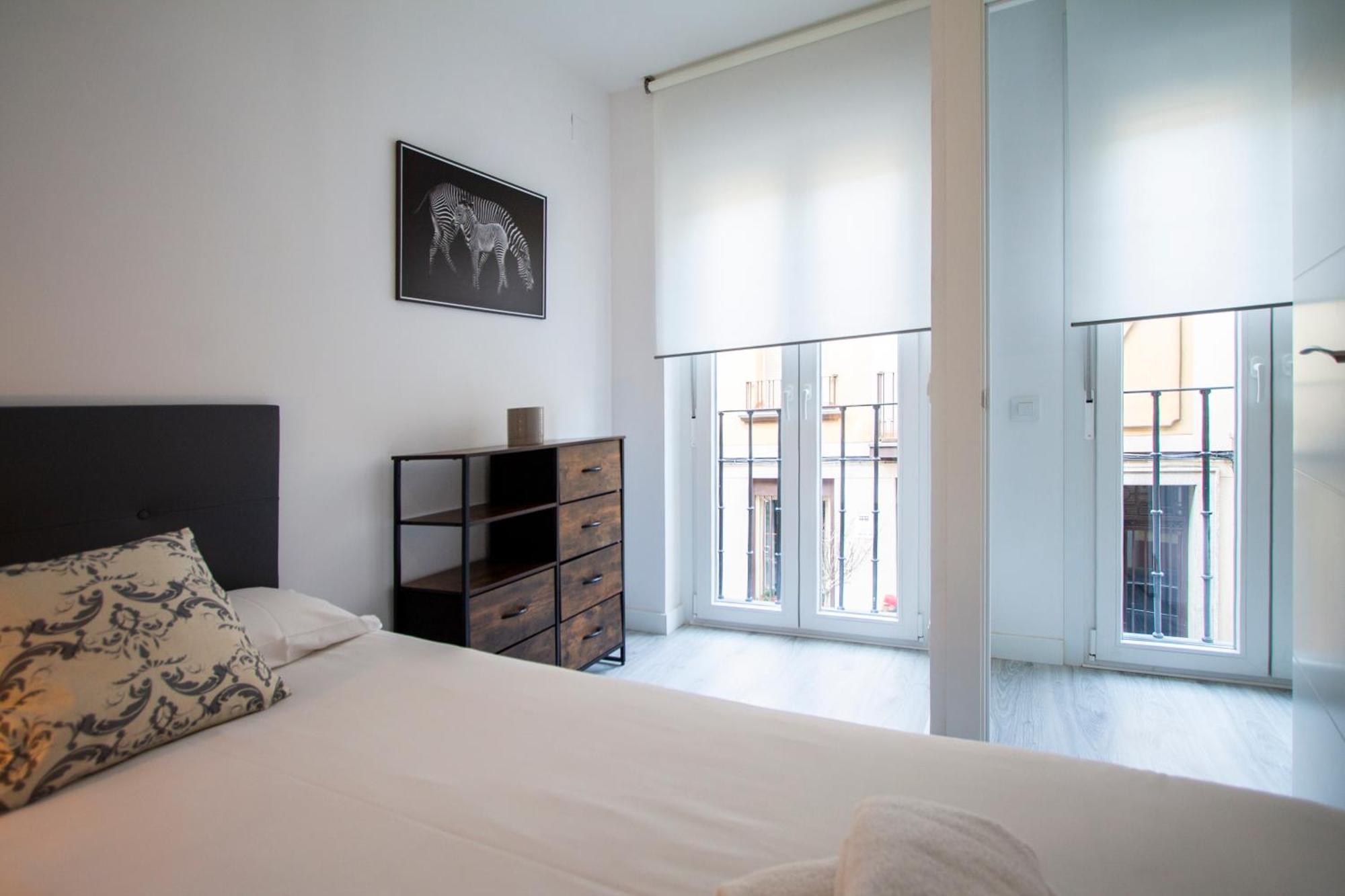 Apartamentos Cuatro Caminos Мадрид Екстериор снимка