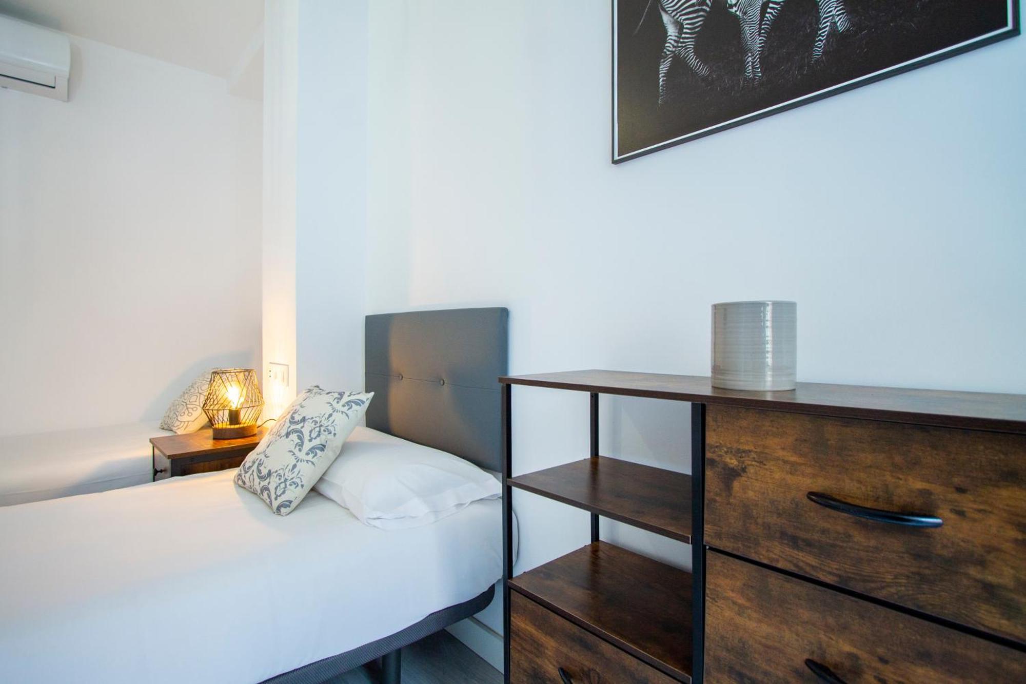 Apartamentos Cuatro Caminos Мадрид Екстериор снимка