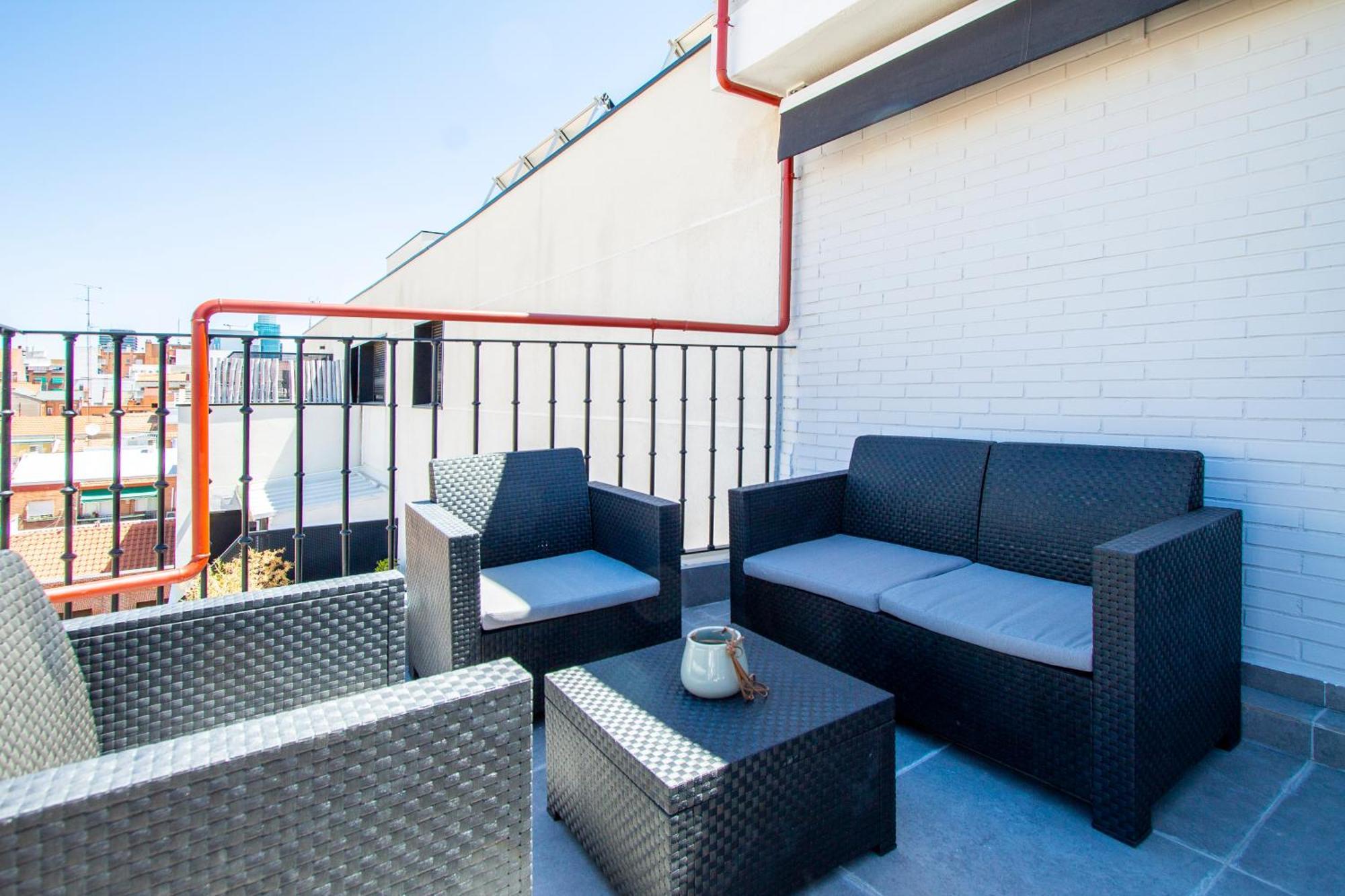 Apartamentos Cuatro Caminos Мадрид Екстериор снимка