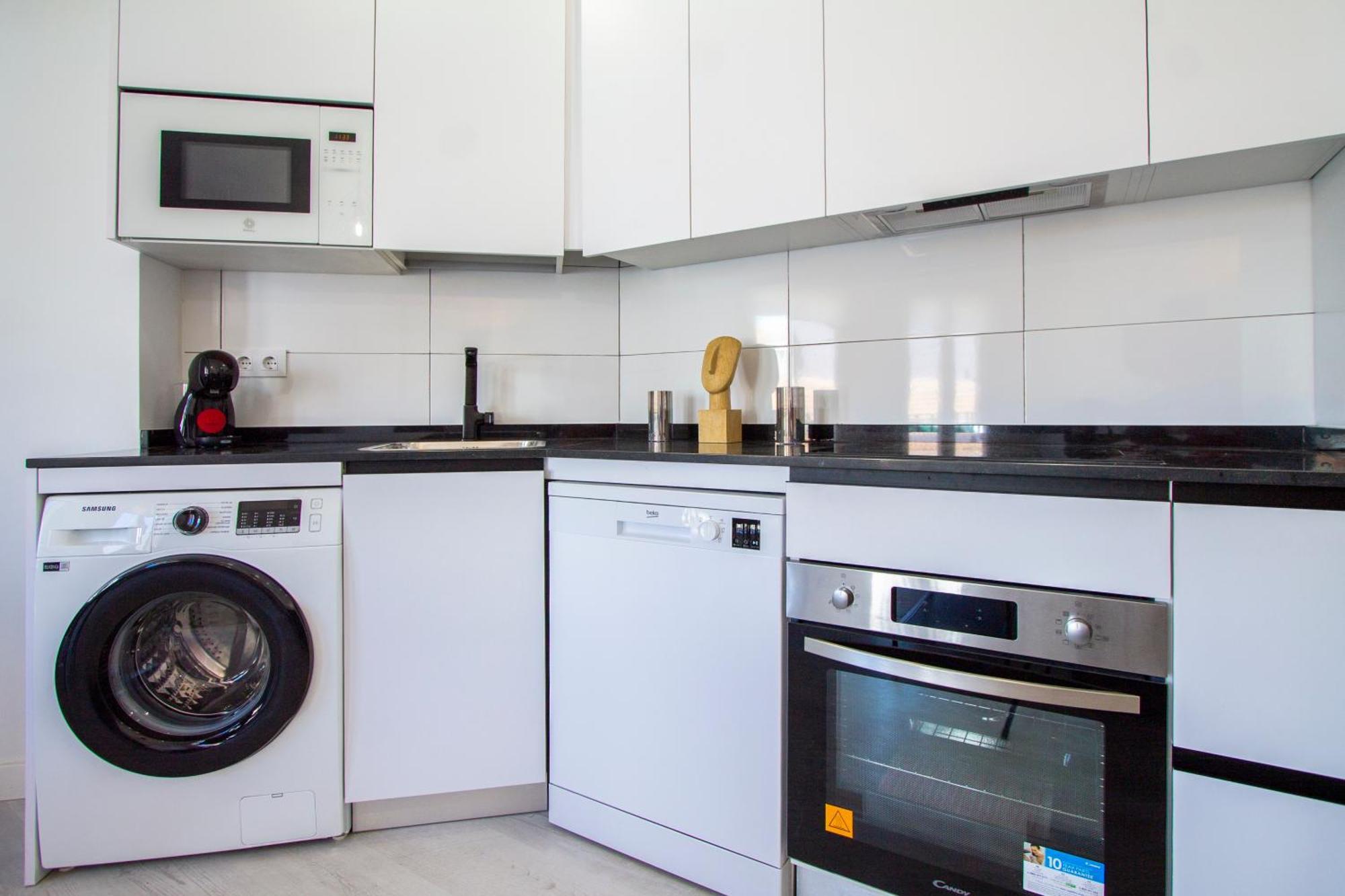 Apartamentos Cuatro Caminos Мадрид Екстериор снимка